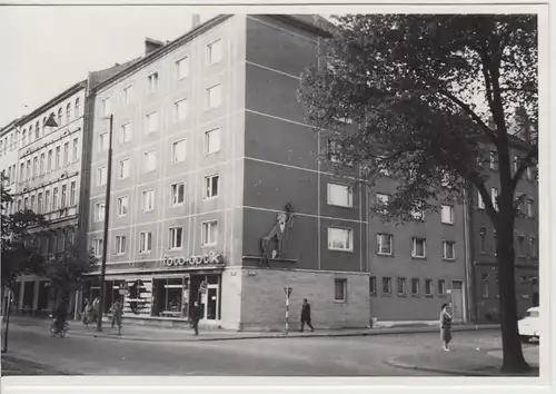 (F23800) Orig. Foto Leipzig, Foto-Optik-Geschäft Karl-Liebknecht-Straße 1960er