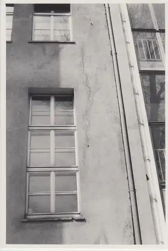 (F23704) Orig. Foto Leipzig, Deutsche Blindenbücherei, Risse am Haus 7, 1960er