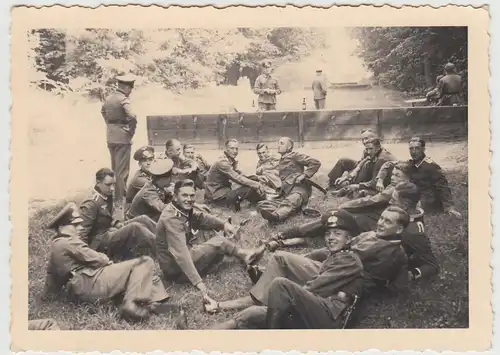 (F23696) Orig. Foto deutsche Soldaten ruhen auf Wiese 1930er