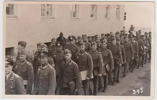 (F23678) Orig. Foto deutsche Soldaten mit Aktentaschen stehen an 1930er