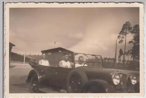 (F23650) Orig. Foto Männer sitzen im Automobil 1930er