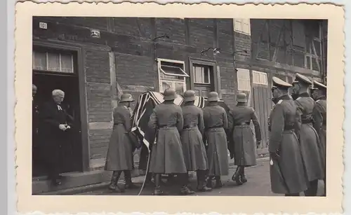 (F23646) Orig. Foto deutsche Soldaten tragen Sarg, Beerdigung 1930er