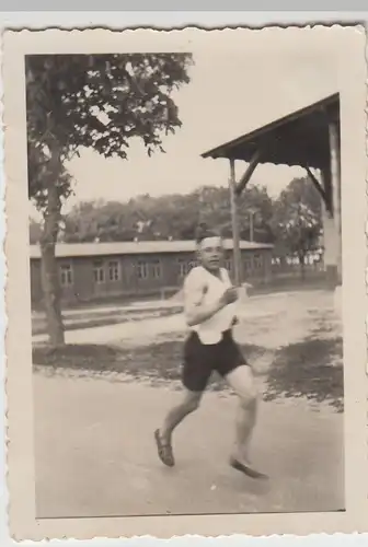 (F23640) Orig. Foto Potsdam, Soldat läuft im Kasernenhof 1935