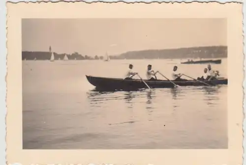 (F23638) Orig. Foto Männer im Ruderboot auf einen See 1930er