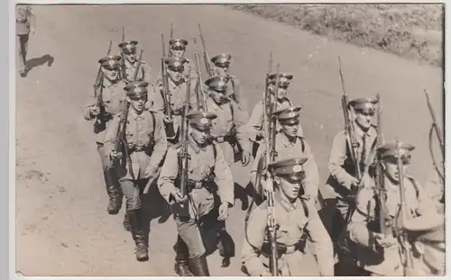(F23631) Orig. Foto deutsche Soldaten marschieren auf Straße 1930er