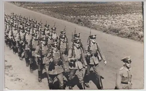 (F23622) Orig. Foto deutsche Soldaten marschieren auf Straße 1930er