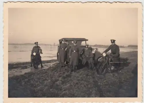 (F23621) Orig. Foto Soldaten m. Automobil und Motorrädern am See 1930er