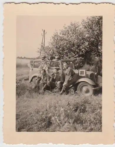 (F23619) Orig. Foto deutsche Soldaten am Automobil, am Feldrand 1930er