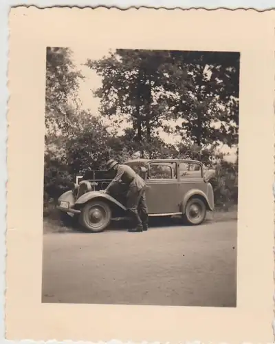 (F23618) Orig. Foto deutscher Soldat am Automobil, Panne 1930er