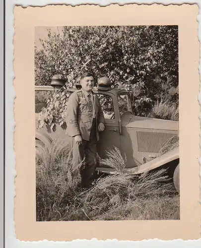 (F23617) Orig. Foto deutscher Soldat am Automobil, Tarnung 1930er