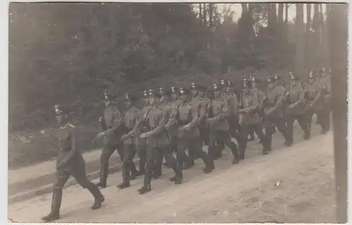 (F23616) Orig. Foto deutsche Soldaten marschieren auf Straße 1930er