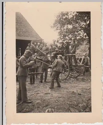 (F23615) Orig. Foto deutsche Soldaten auf Leiterwagen, Bauernhof 1930er