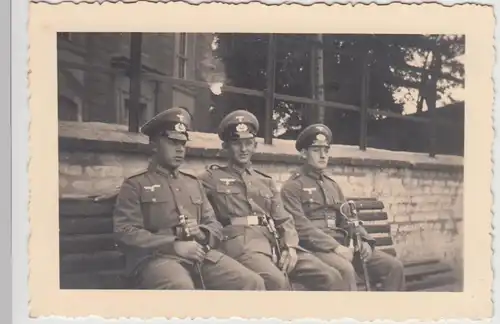 (F23614) Orig. Foto deutsche Soldaten sitzen auf einer Bank 1930er