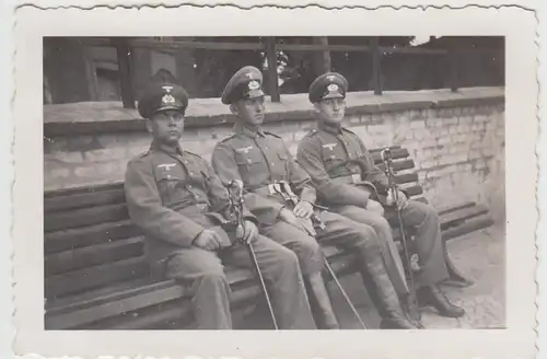 (F23613) Orig. Foto deutsche Soldaten sitzen auf einer Bank 1930er