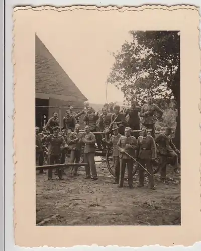 (F23612) Orig. Foto deutsche Soldaten auf Leiterwagen, Bauernhof 1930er