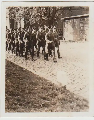 (F23608) Orig. Foto deutsche Soldaten marschieren über Pflasterstraße 1930er