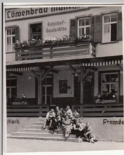 (F23603) Orig. Foto Oberammergau, Personen vor Bahnhofs-Gaststätte 1938