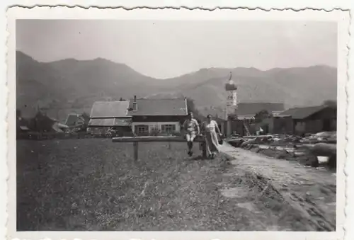 (F23584) Orig. Foto Unterammergau, Personen am Feldrand 1938