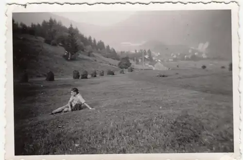 (F23576) Orig. Foto Oberammergau, junger Mann auf der Bergwiese 1938