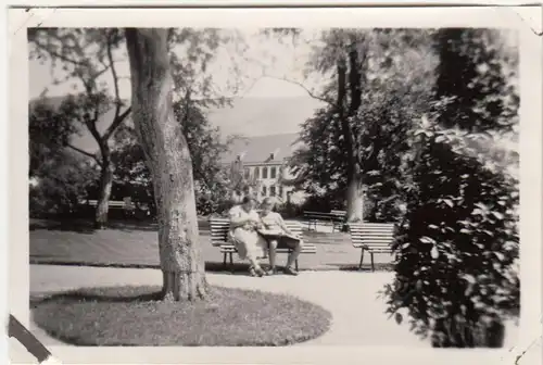 (F23574) Orig. Foto Oberammergau, Personen im Kurpark 1938