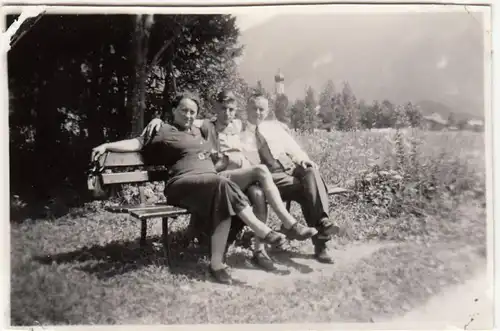 (F23568) Orig. Foto Oberammergau, Personen sitzten auf einer Bank 1938