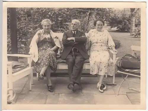 (F23547) Orig. Foto Herr m. Damen auf Bank im Garten in Hohen Neuendorf 1937
