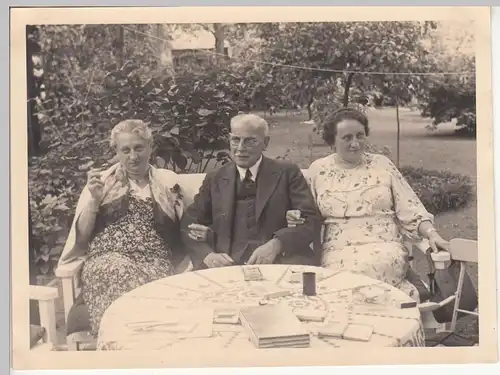 (F23546) Orig. Foto Herr m. Damen auf Bank im Garten in Hohen Neuendorf 1937