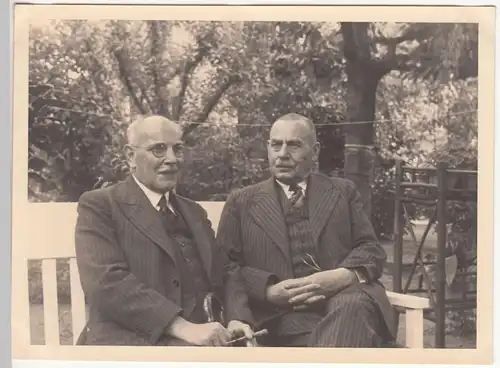 (F23545) Orig. Foto Herren auf Bank im Garten in Hohen Neuendorf 1937