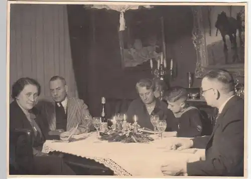 (F23544) Orig. Foto Personen zu Hause am Tisch bei Kerzenschein 1935