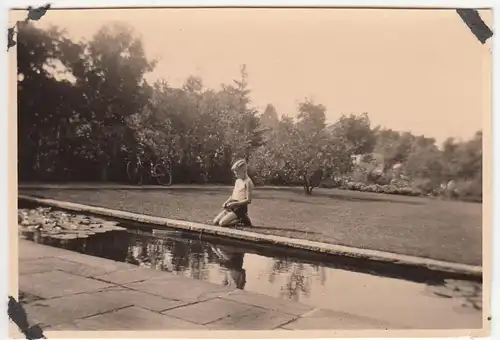 (F23536) Orig. Foto Glienicke, Junge am Bassin am Landhaus Rasteck 1934