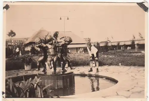 (F23531) Orig. Foto Junge am Kinderbrunnen, Blumenschau in o. bei Berlin 1934