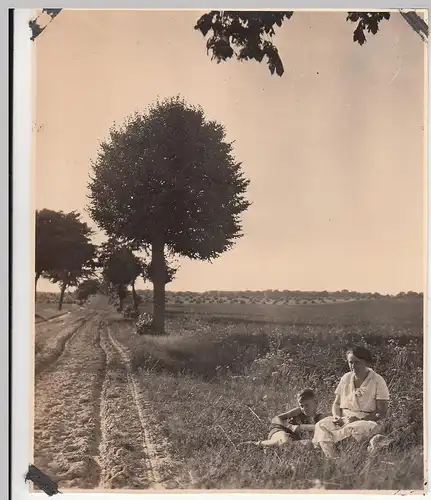 (F23528) Orig. Foto Tiefensee (Werneuchen), Frau u. Junge am Feldrand 1933