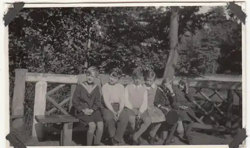 (F23513) Orig. Foto Bernau bei Berlin, Kinder a. Bank, Schulausflug 1932