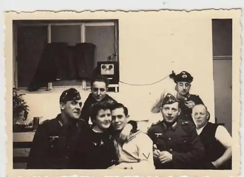 (F2351) Orig. Foto 2.WK, Marinesoldaten mit Dame, Weihnachten 1940er