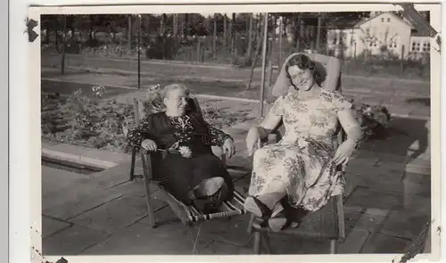 (F23507) Orig. Foto Glienicke, Frauen i. Liegestuhl am Landhaus Rasteck 1932