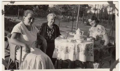 (F23506) Orig. Foto Glienicke, Frauen a. Kaffetisch am Landhaus Rasteck 1932