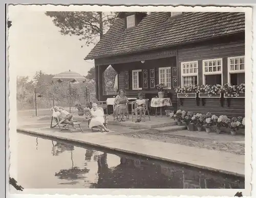 (F23504) Orig. Foto Glienicke / Nordbahn, Personen am Landhaus Rasteck 1932