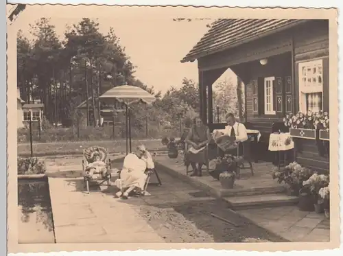 (F23502) Orig. Foto Glienicke / Nordbahn, Personen am Landhaus Rasteck 1932