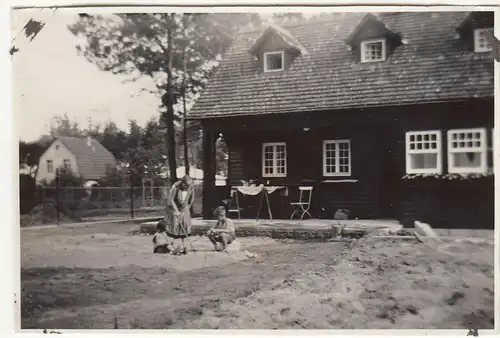 (F23497) Foto Glienicke / Nordb., Personen am neu gebauten Landhaus Rasteck 1932
