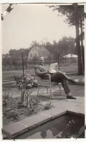 (F23496) Orig. Foto Glienicke / Nordbahn, Herr sitzt im Freien 1932