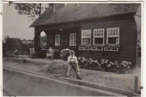 (F23495) Foto Glienicke / Nordbahn, Junge am neu gebauten Landhaus Rasteck 1932