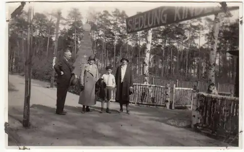 (F23478) Orig. Foto Glienicke, Personen am Eingang Siedlung Kindelwald 1932