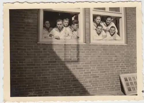 (F2344) Orig. Foto 2.WK, junge Marine-Soldaten am Fenster, Kaserne 1940er