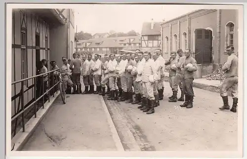 (F23439) Orig. Foto Hammelburg, Soldaten stehen a. Essenausgabe 1940er