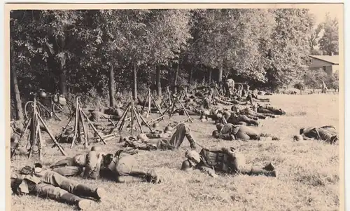 (F23436) Orig. Foto Soldaten ruhen i. Freien in o. bei Frankfurt (O.) 1940er