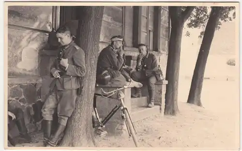 (F23434) O. Foto Frankfurt (O.), Soldaten m. Zigarette u. Fahrrad a. Haus 1940er