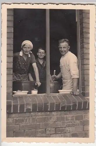 (F23433) Orig. Foto Personen schauen aus Fenster, große Töpfe 1940er