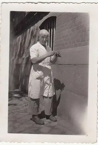 (F23432) Orig. Foto Mann mit Kittel am Haus 1940er