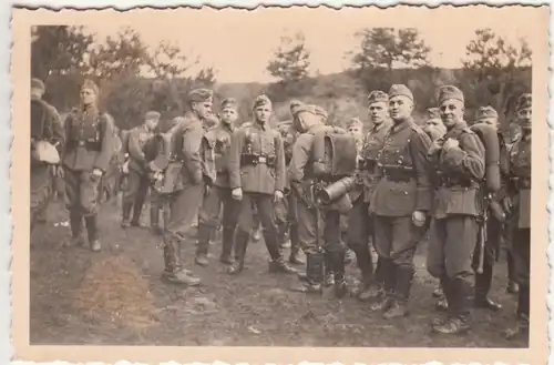 (F23420) Orig. Foto deutsche Soldaten mit Marschgepäck im Freien 1940er