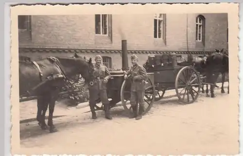(F23418) Orig. Foto deutsche Soldaten mit Feldküche, Pferde 1940er